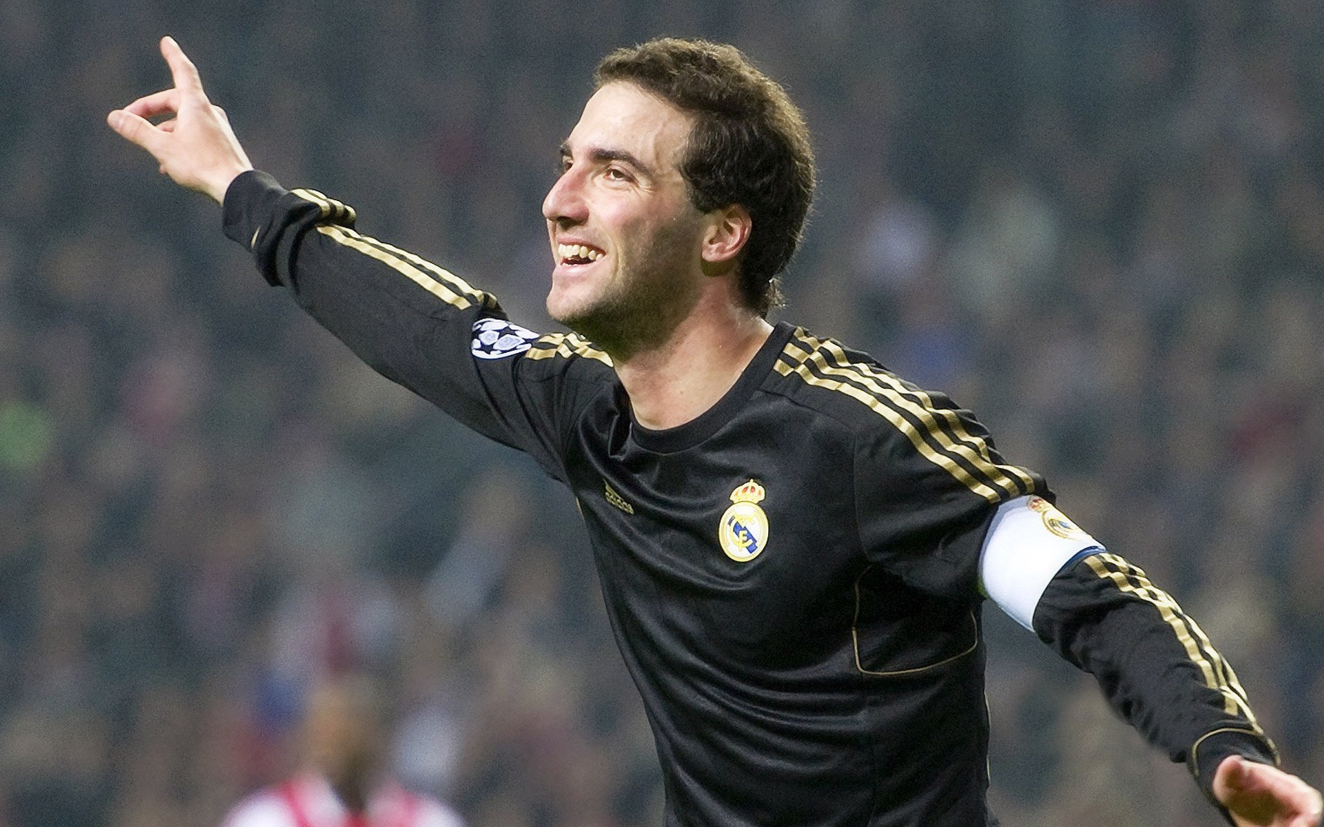 库里称赞队友积极防守带动全队提升，库里的防守待遇